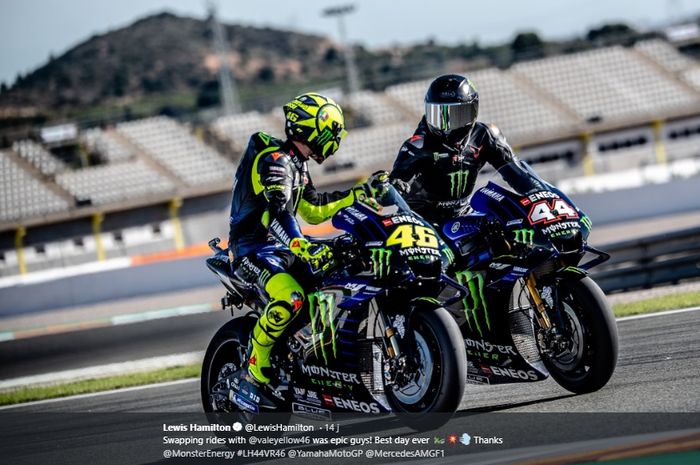 Valentino  Rossi (kiri) dan Lewis Hamilton saat bersama-sama menunggangi motor YZR M1 di Sirkuit Ricardo Tormo, Valencia, Senin (9/12/2019)