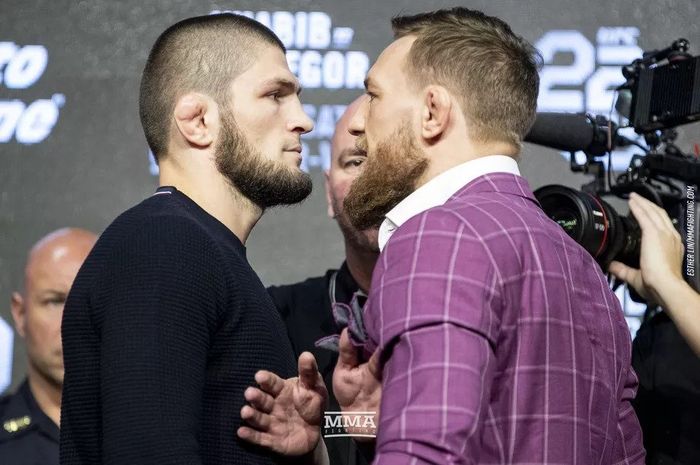 Khabib Nurmagomedov (kiri) dan Conor McGregor (kanan)