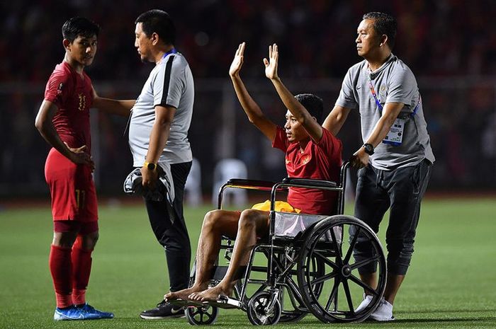 Pemain Timnas U-22 Indonesia Evan Dimas (kedua kanan) yang cedera menyapa suporter seusai Timnas Indonesia kalah dari Timnas Vietnam dalam final sepak bola putra SEA Games 2019 di Stadion Rizal Memorial, Manila, Filipina, Selasa (10/12/2019).