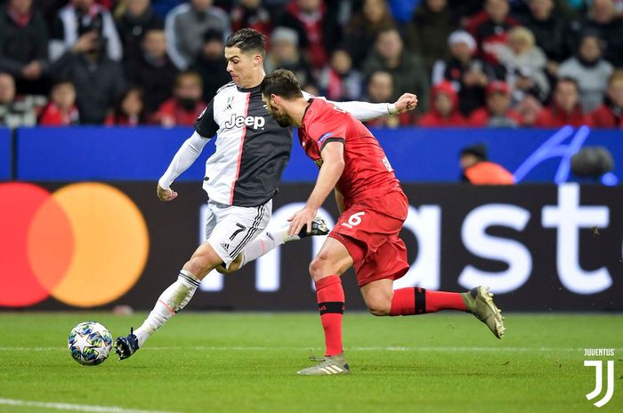 Megabintang Juventus, Cristiano Ronaldo (kiri), beraksi dalam laga Grup D Liga Champions melawan Bayer Leverkusen di Stadion BayArena, Rabu (11/12/2019).