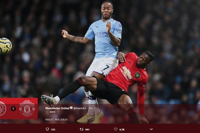 Raheem Sterling (kiri) dan Aaron Wan-Bissaka saat derbi Manchester pada Minggu (8/12/2019).