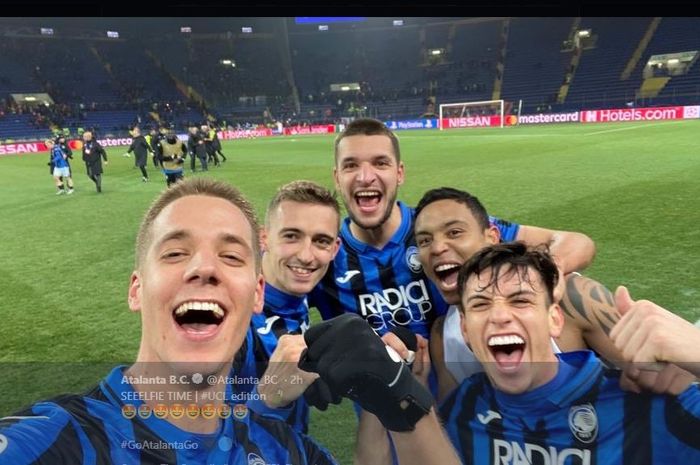 Para pemain Atalanta melakukan swafoto bersama usai dipastikan lolos ke babak 16 besar Liga Champions.