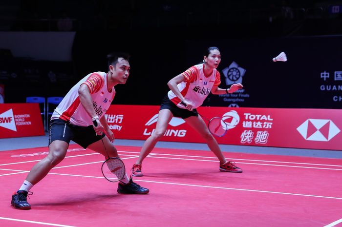 Pasangan ganda campuran Indonesia, Hafiz Faizal/Gloria Emanuelle Widjaja, saat bertanding melawan Praveen Jordan/Melati Daeva Oktavianti pada hari pertama penyisihan grup BWF World Tour Finals 2019 di Tianhe Gymnasium, Guangzhou, China, Rabu (11/12/2019).