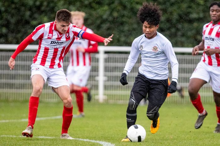 Aksi Bagus Kahfi saat membela Garuda Select kontra Cheltenham U-18, di Lapangan Birmingham FA, Rabu (11/12/2019), malam WIB.