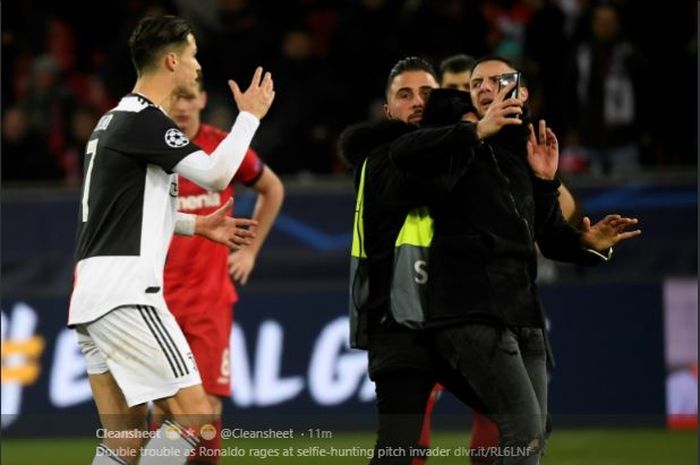 Megabintang Juventus, Cristiano Ronaldo (sebelah kiri), saat diganggu penyusup pada laga versus Bayer Leverkusen.