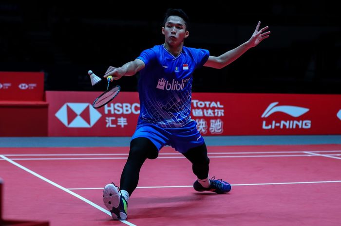 Pebulu tangkis tunggal putra Indonesia, Jonatan Christie, saat bertanding melawan Anders Antonsen (Denmark) pada hari pertama penyisihan grup turnamen BWF World Tour Finals 2019 di Tianhe Gymnasium, Guangzhou, China, Rabu (11/12/2019).