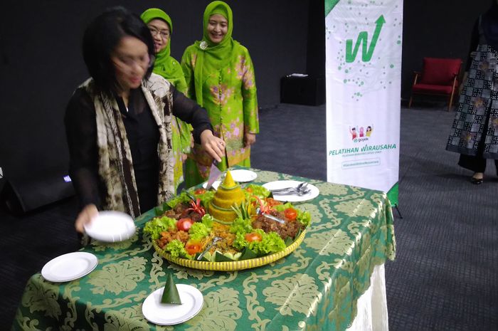 Prosesi potong tumpeng yang dilakukan Nilai Marita, Chief of Corporatef Affairs Gojek