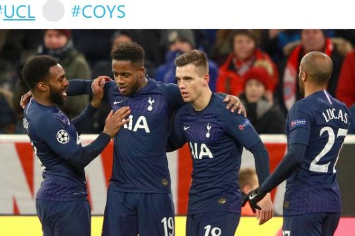 Penyerang Tottenham Hotspur, Ryan Sessegnon (kedua dari kiri), merayakan gol yang dicetak ke gawang Bayern Muenchen dalam laga Grup B Liga Champions di Stadion Football Arena Munich, Rabu (11/12/2019).