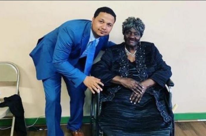 Freddie Figgers bersama ibu angkatnya, Betty Figgers