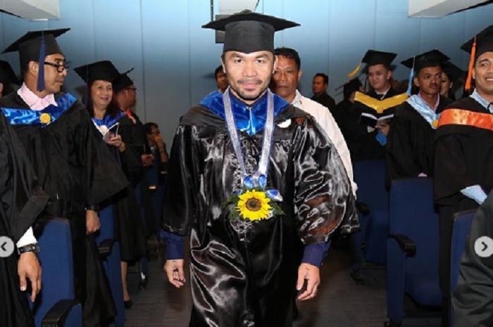 Petinju Filipina, Manny Pacquiao merengkuh gelar sarjana. 
