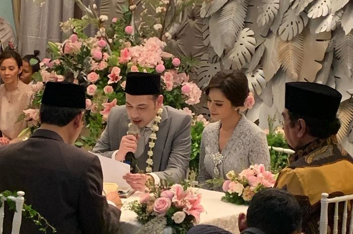 Meski digelar sederhana dan dihadiri keluarga dan sahabat dekat saja, pernikahan Cut Tari dan Richard Kevin ini tak bisa menutupi kebahagiaan keduanya