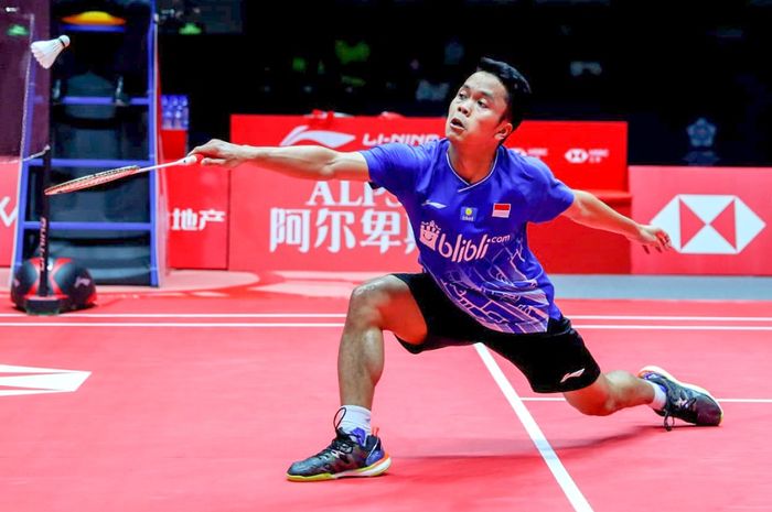 Pebulu tangkis Indonesia, Anthony Sinisuka Ginting beraksi saat mengikuti BWF World Tour Finals 2019 berhadapan dengan Chen Long pada Kamis (12/12/2019). 