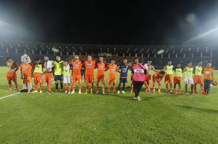 Pemain Borneo FC merespon dukungan suporter Pusamania, mereka tak dapat menyembunyikan kekecewaaanya seusai dikalahkan Persib 0-1 pada pertandingan Liga 1 di Stadion Segiri Samarinda Kalimantan Timur, Rabu (11/12/2019).