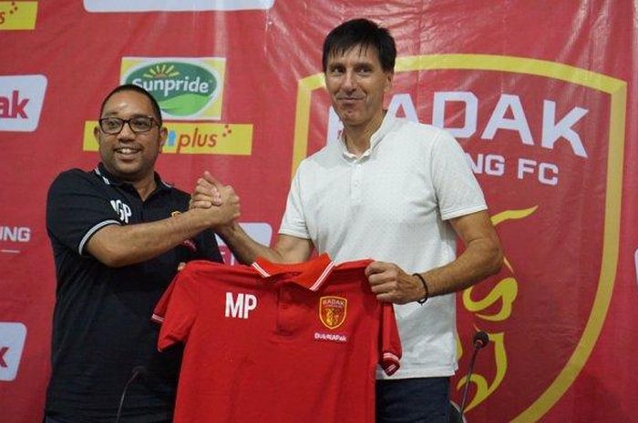 CEO Perseru Badak Lampung FC, Marco Gracia Paulo, saa memperkenalkan Milan Petrovic sebagai pelatih anyar timnya.