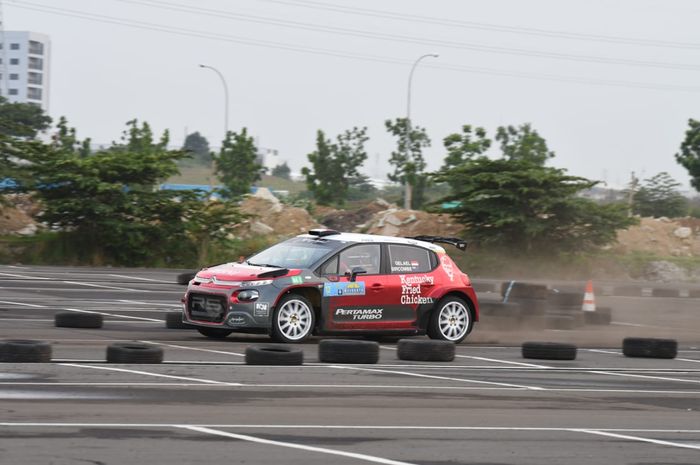 Pembalap Indonesia, Sean Gelael, turun pada balapan Meikarta Sprint Rally, Meikarta, Cikarang, Jawa Barat, Sabtu (14/12/2019)