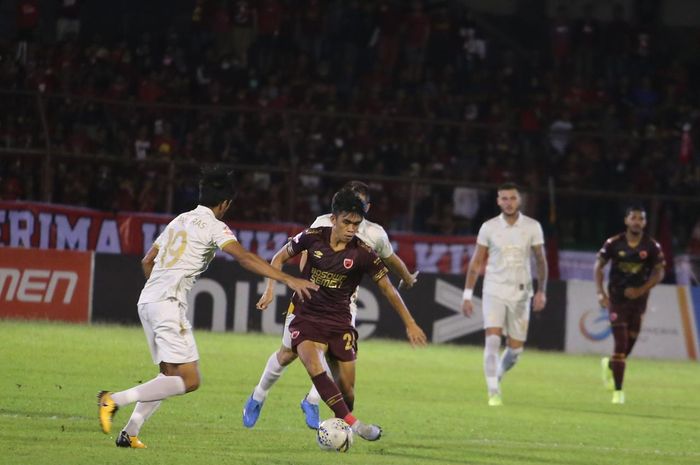 Pemain PSM Makassar, Rizky Eka, dikawal pemain PSS Sleman dalam laga pekan ke-32 di Stadion Andi Mattalatta, Makassar, Minggu (15/12/2019).