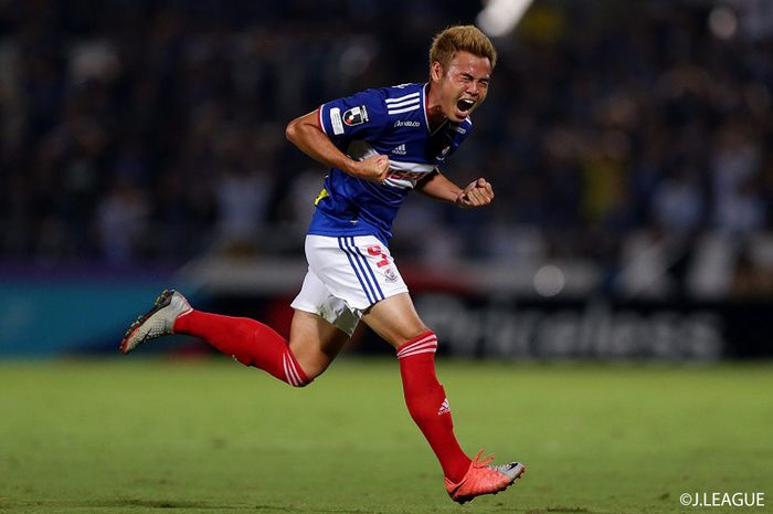 Theerathon Bunmathan ketika berhasil mencetak gol untuk Yokohama F Marinos di J League.