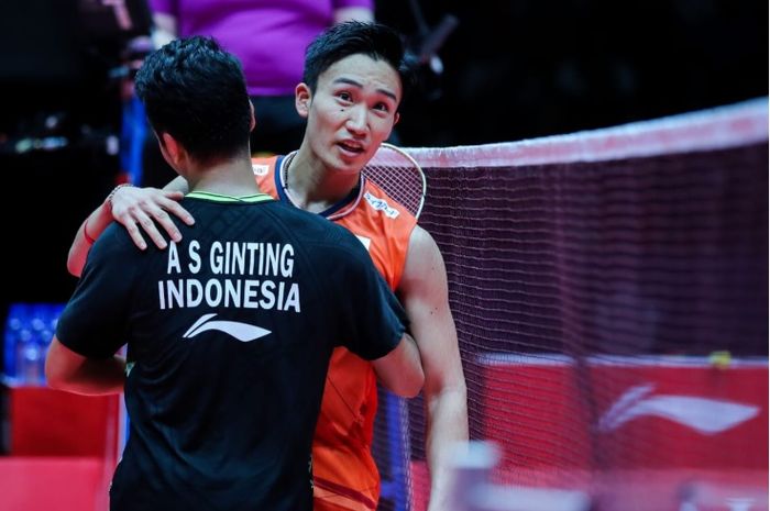 Anthony Sinisuka Ginting dan Kento Momota saling berpelukan saat pertandingan selesai. Akan tetapi Anthony menerima kekalahan melalui tiga gim dengan skor 21-17, 17-21, 14-21 dari Momota pada BWF World Tour Finals 2019 di Tianhe Gymnasium, Guangzhou, China, Minggu (15/12/2019).