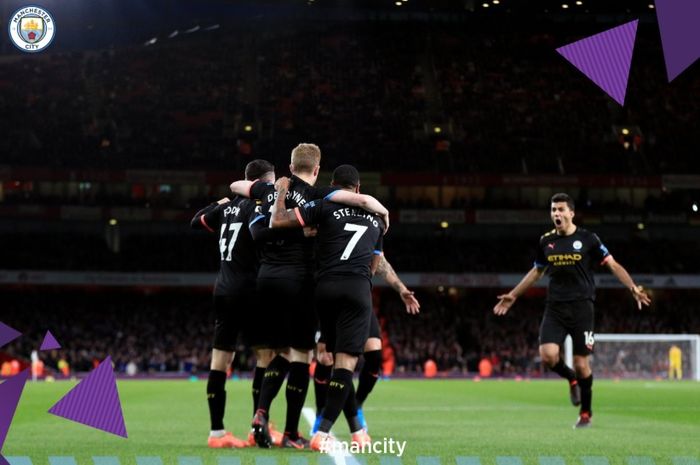 Para pemain Manchester City merayakan gol kedua Kevin De Bruyne yang dicetak ke gawang Arsenal pada laga di Stadion Emirates, Minggu (15/12/2019).