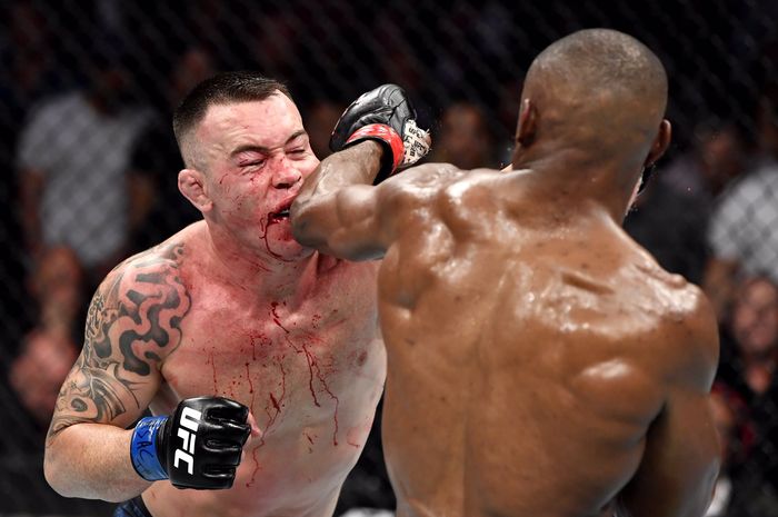 Kamaru Usman melepas pukulan yang mengenai Colby Covington pada partai utama UFC 245 di T-Mobile Arena, Las Vegas, Nevada, 14 Desember silam.