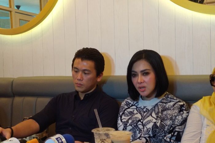 Reino Barack dan Syahrini saat Grid.ID jumpai dikawasan Cipete, Jakarta Selatan, Minggu (15/12/2019).