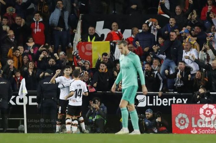 Selebrasi Carlos Soler usai membobol gawang Real Madrid di Stadion Mestalla, Minggu (15/12/2019) atau Senin dini hari WIB.