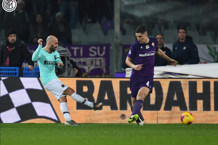 Aksi Borja Valero saat mencetak gol di babak pertama laga Inter Milan melawan Fiorentina, Senin (16/12/2019) dini hari