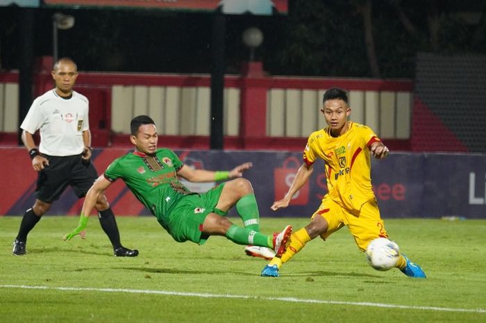 Pemain Bhayangkara FC, Sani Riski Fauzi (kanan) pada laga kontra Kalteng Putra di Stadion PTIK, Jakarta, Senin (16/12/2019).
