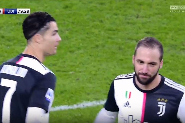 Megabintang Juventus, Cristiano Ronaldo, menerima ban kapten yang diserahkan Gonzalo Higuain dalam laga Liga Italia melawan Udinese di Stadion Allianz, Minggu (15/12/2019).