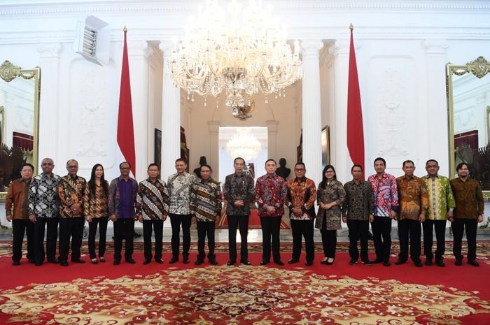 Para pengurus PSSI berfoto bersama dengan Presiden Joko Widodo (tengah) dalam pertemuan di Istana Negara, Jakarta, Senin (16/12/2019).