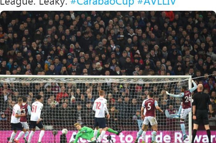 Kiper Liverpool, Caoimhin Kelleher, gagal menepis bola dengan sempurna dalam laga perempat final Carabao Cup melawan Aston Villa di Stadion Villa Park, Selasa (17/12/2019).