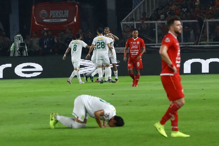 Pemain Persebaya Surabaya merayakan gol ke gawang Persija Jakarta di laga pekan ke-33 Liga 1 di Stadion Utama Gelora Bung Karno, Jakarta, Selasa (17/12/2019).