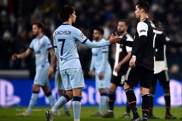 Joao Felix (kiri) bersalaman dengan Cristiano Ronaldo.