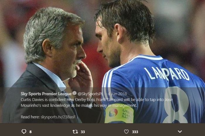 Frank Lampard sedang berdiskusi dengan sang pelatih, Jose Mourinho, saat masih sama-sama di Chelsea.