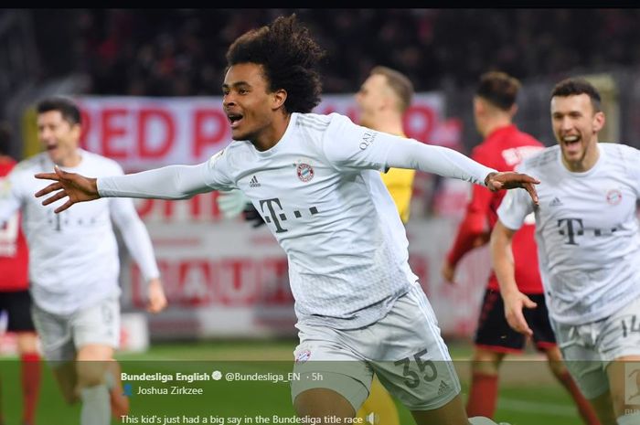 Joshua Zirkzee merayakan gol dalam debut di Bayern Muenchen.