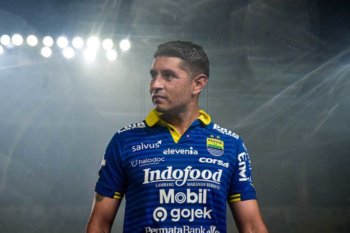 Gelandang Persib Bandung, Esteban Vizcarra, saat bertanding menghadapi Badak Lampung FC di Stadion Si Jalak Harupat, Soreang, Bandung, pada Senin (16/12/2019)