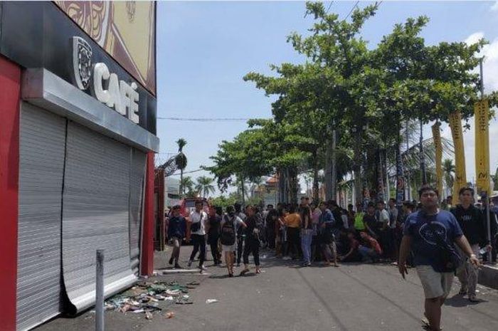Keadaan Bali United Cafe setelah diserbu fans yang hendak membeli tiket pertandingan Bali United Vs Madura United, Kamis (19/12/2019).