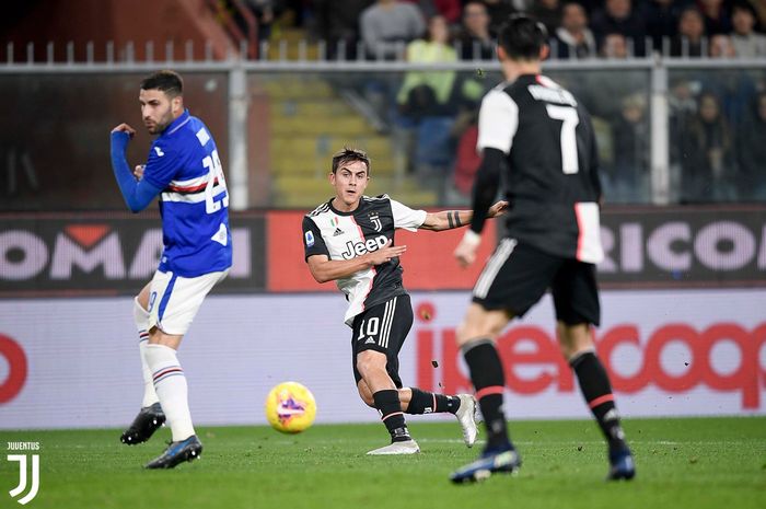 Penyerang Juventus, Paulo Dybala, mencetak gol ke gawang Sampdoria dalam laga Liga Italia di Stadion Luigi Ferraris, Rabu (18/12/2019).