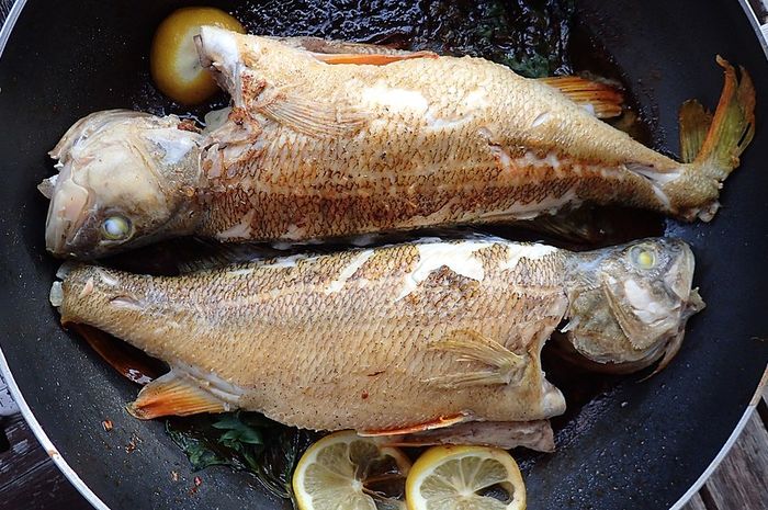 Supaya Tidak Terciprat Minyak, Ikuti Tips Menggoreng Ikan Ini, yuk! Bobo