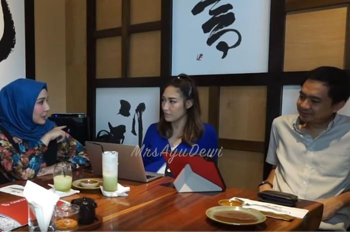 Ayu Dewi dan suami konsultasi ke psikolog.
Tangkap Layar YouTube/MrsAyuDewi