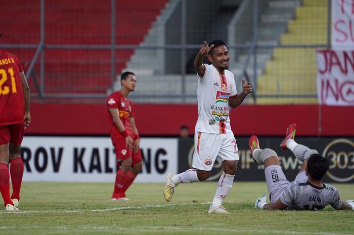 Gelandang Persija Jakarta, Ramdani Lestaluhu, merayakan gol yang dicetaknya ke gawang Kalteng Putra pada pekan ke-34 Liga 1 2019.