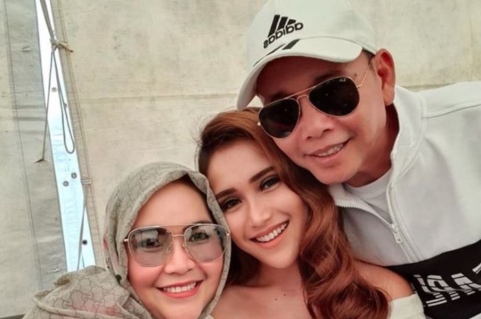 Ayah Rozak marah hingga adu mulut dengan Ayu Ting Ting dan membuat sang pedangdut angkat kaki karena hal ini, ada apa?