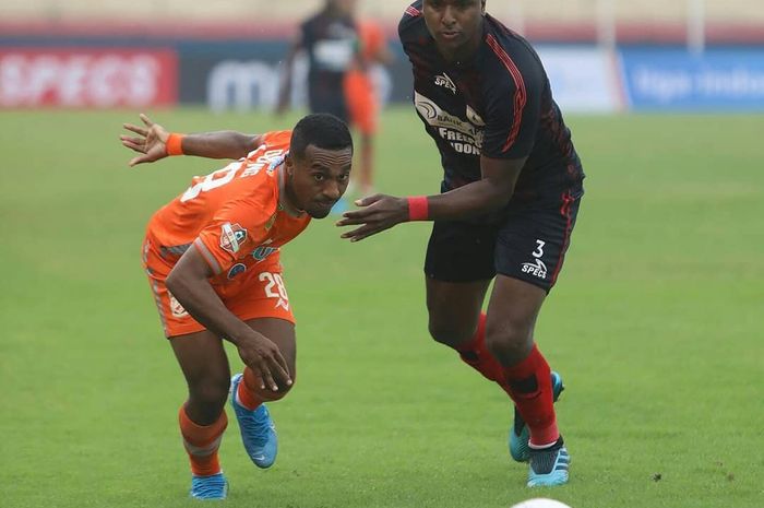 Pemain Persipura Jayapura, Ribeiro dos Santos (kanan), beradu dengan pemain Borneo FC, Terens Puhiri, dalam laga pamungkas Liga 1 2019 di Stadion Gelora Delta, Sidoarjo, Minggu (22/12/2019).