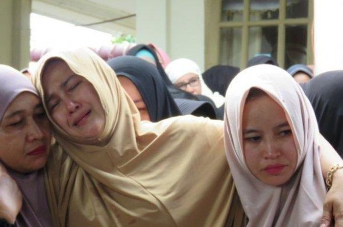 Istri hakim Jamaluddin, Zuraida Hanum, menangis ketika jasad suaminya tiba rumah mertuanya di Desa Suak Bilie, Kecamatan Suka Makmue, Nagan Raya, Sabtu (30/11/2019) sekitar pukul 13.30 WIB. 