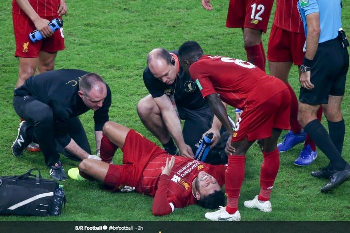Gelandang Liverpool, Alex Oxlade-Chamberlain, meringis kesakitan usai mengalami cedera pada bagian engkel pada pertandingan final Piala Dunia Klub, Sabtu (21/12/2019).