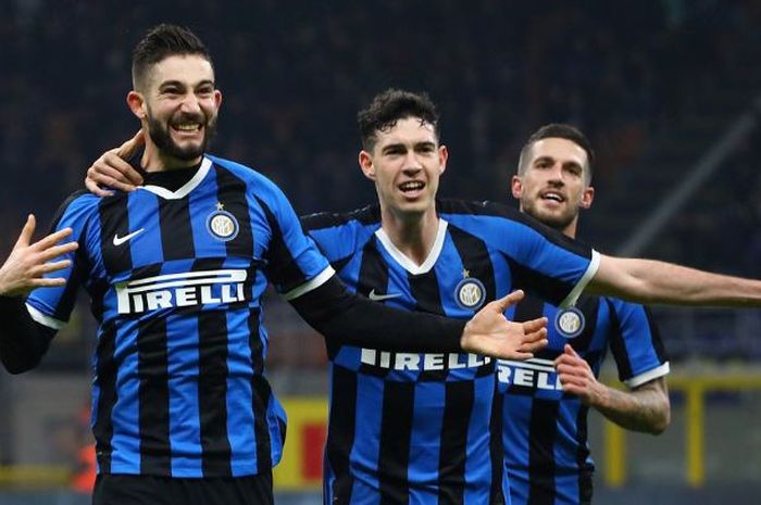 Pemain Inter Milan, Roberto Gagliardini, Alessandro Bastoni, dan Christian Biraghi merayakan gol timnya ke gawang Genoa pada laga Liga Italia Serie A, Minggu (22/12/2019) di Stadioan Giueseppe Meazza, Milan.