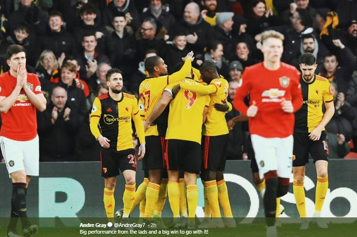 Para pemain Watford merayakan gol yang dicetak oleh Troy Deeney ke gawang Manchester United yang mengubah skor menjadi 2-0 di Stadion Vicarage, Minggu (22/12/2019).
