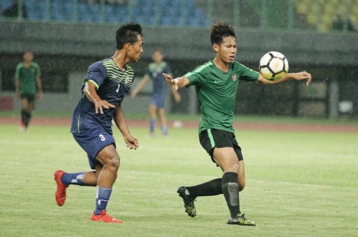 Timnas U-16 Indonesia menggelar uji coba pertama melawan tim Top Skor Indonesia di Stadion Patriot Candrabhaga, Bekasi, Senin (23/12/2019).