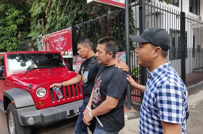 Ibra Azhari saat dibawa menggunakan mobil oleh penyidik dari Gedung Direktorat Reserse Narkoba, Polda Metro Jaya, Selasa (24/12/2019).