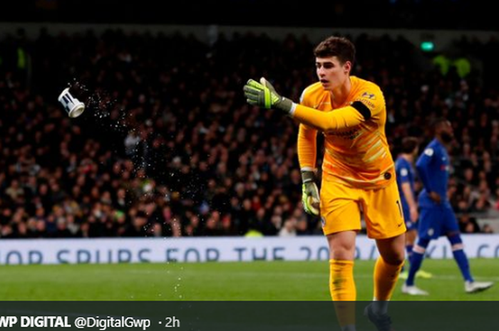 Penjaga gawang Chelsea, Kepa Arrizabalaga terlihat sedang membuang gelas yang dilemparkan suporter Tottenham Hotspur di laga derbi Londong, Minggu (22/12/2019) kemarin